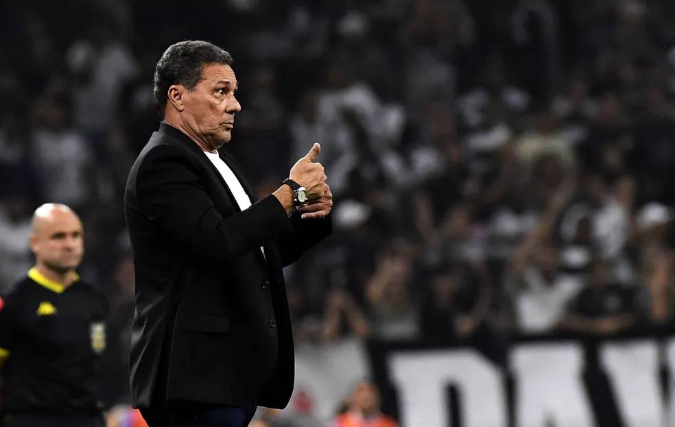 Em cinco atos, Luxa começa a superar desconfiança no Corinthians e chama a "responsa"