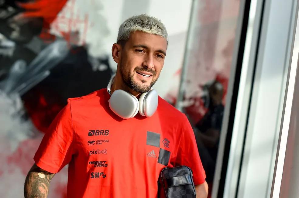 Flamengo busca reforços para diminuir sobrecarga em Arrascaeta e aumentar opções no meio