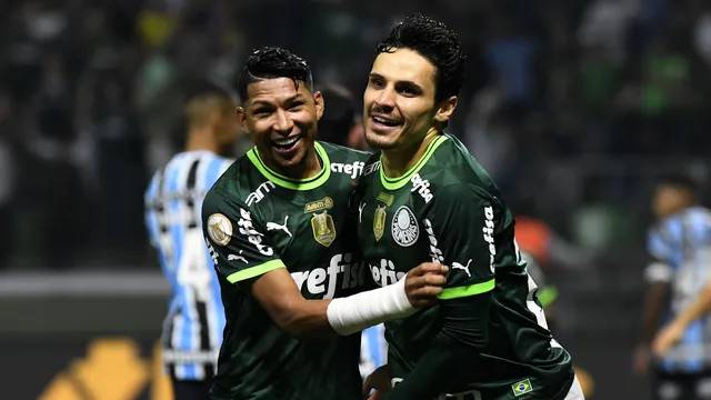 Palmeiras dá show, goleia Grêmio e assume liderança do Brasileirão
