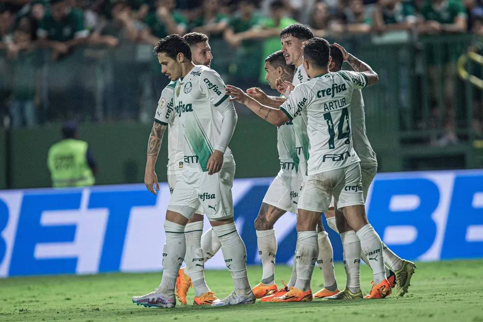 Com um a menos e números melhores; Palmeiras arranca empate e segue líder