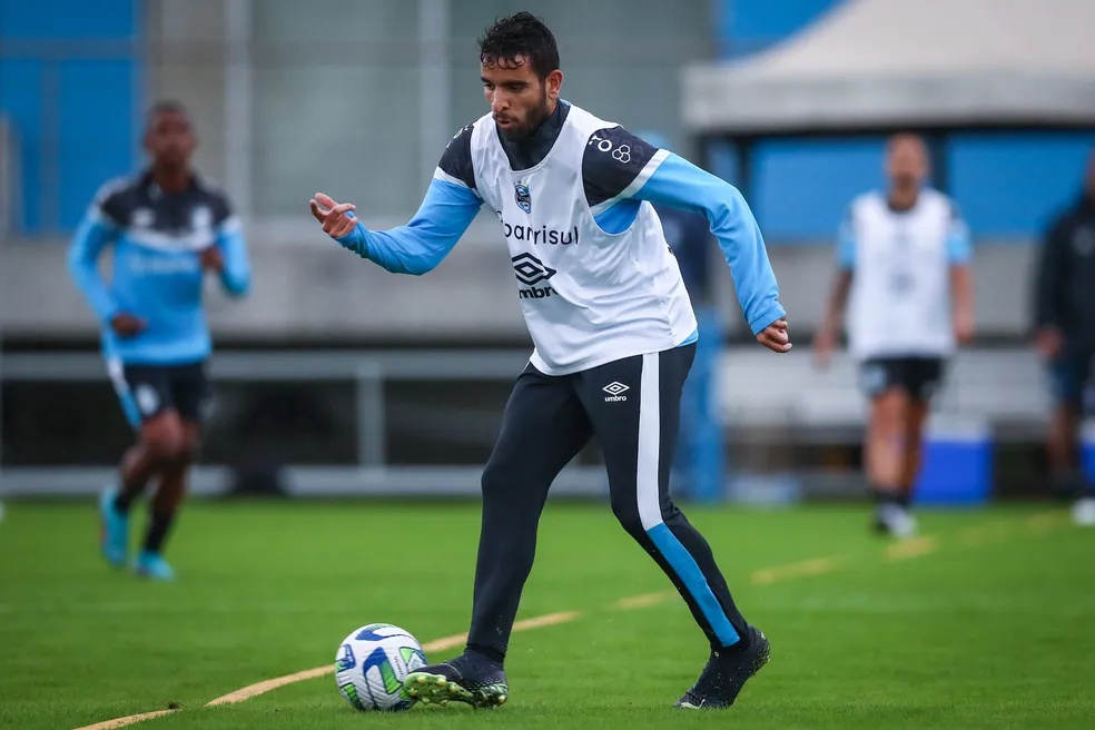 Pepê volta ao Grêmio após quase 50 dias e reforça setor mais prejudicado por lesões