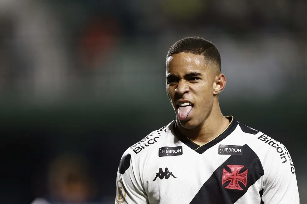 Vasco volta a sofrer com gol no fim do primeiro tempo, e falta de repertório dificulta virada