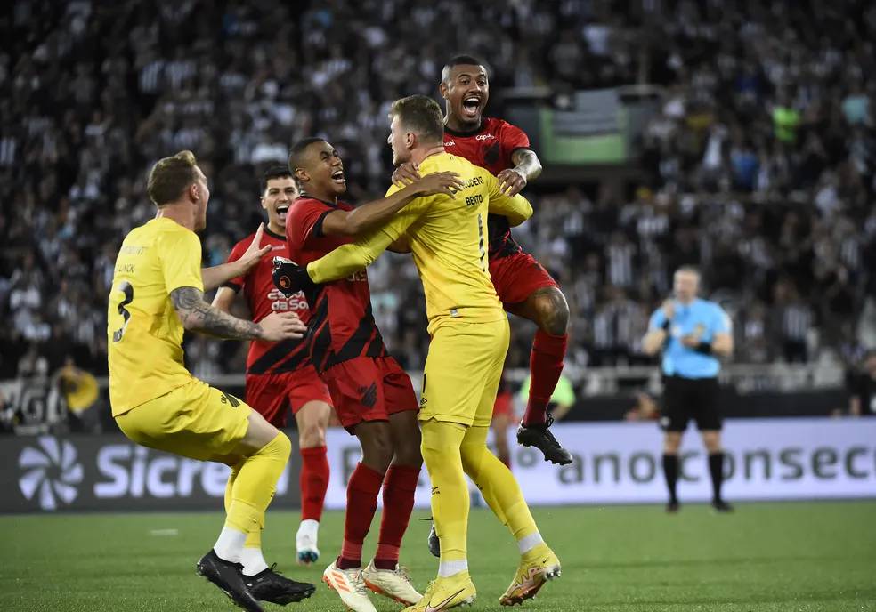 Athletico vence a 10ª disputa de pênalti seguida, elimina o Botafogo e diminui pressão