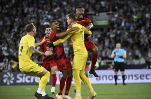 Athletico vence a 10ª disputa de pênalti seguida, elimina o Botafogo e diminui pressão (Foto: GE)