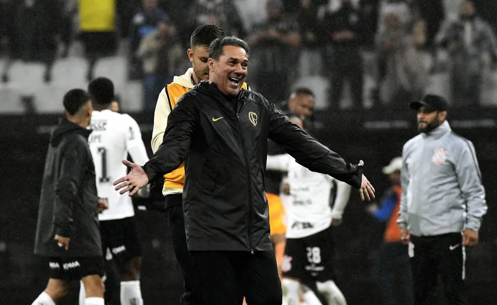 Com dedo de Luxemburgo, Corinthians renasce e tem melhor atuação no ano