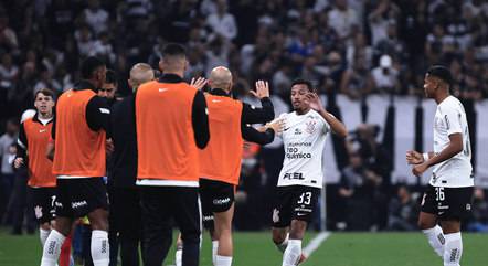 Corinthians visita o Athletico-PR para confirmar reação no Brasileirão