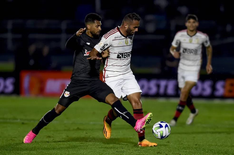 Flamengo reprime "amor à bola" pedido por Sampaoli, leva olé e é amassado pelo Bragantino