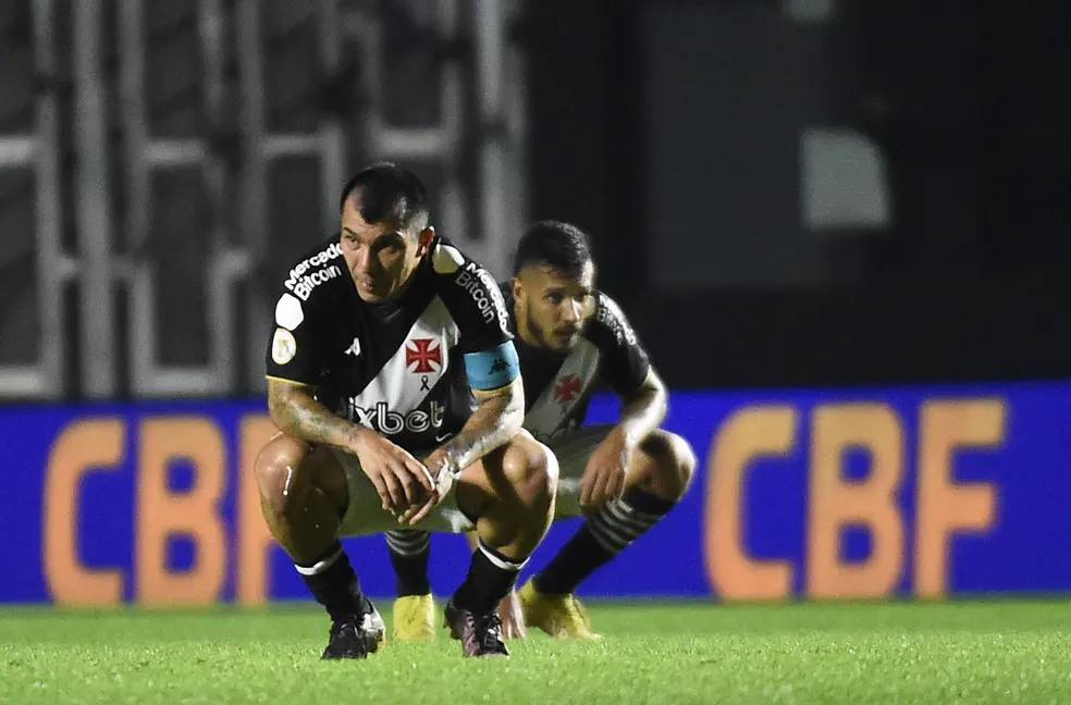 Com novo comando e o mesmo roteiro, urge no Vasco a necessidade de reforços