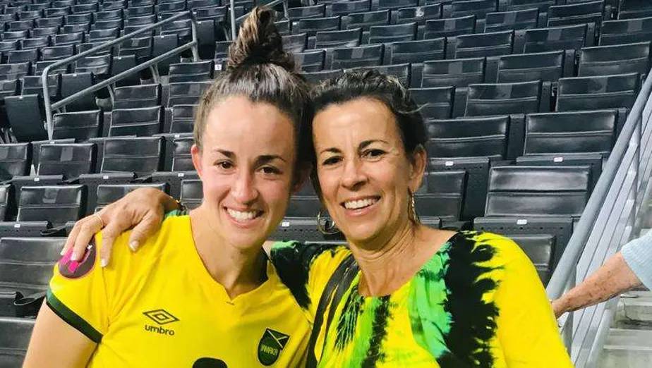 Mãe de jogadora da Jamaica organiza 'vaquinha' para cobrir despesas da seleção na Copa
