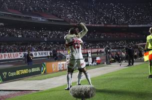 São Paulo supera lesões e abre vantagem sobre o Palmeiras com golaço e força da torcida (Foto: GE)