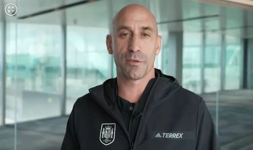 Presidente da Federação Espanhola que beijou jogadora após título da Copa pede desculpas: 'Errei, tenho que admitir'