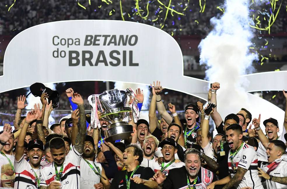 Lucas celebra título da Copa do Brasil com o São Paulo e afirma: "Nunca vivi isso, nada se compara"