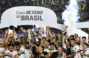 Lucas celebra título da Copa do Brasil com o São Paulo e afirma: "Nunca vivi isso, nada se compara" (Foto: GE)