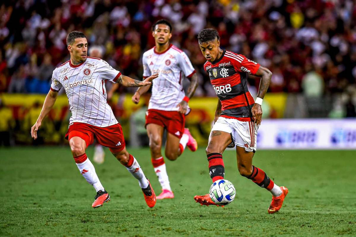 O Flamengo não perde há cinco jogos e enfrenta o Athletico-PR, invicto há seis