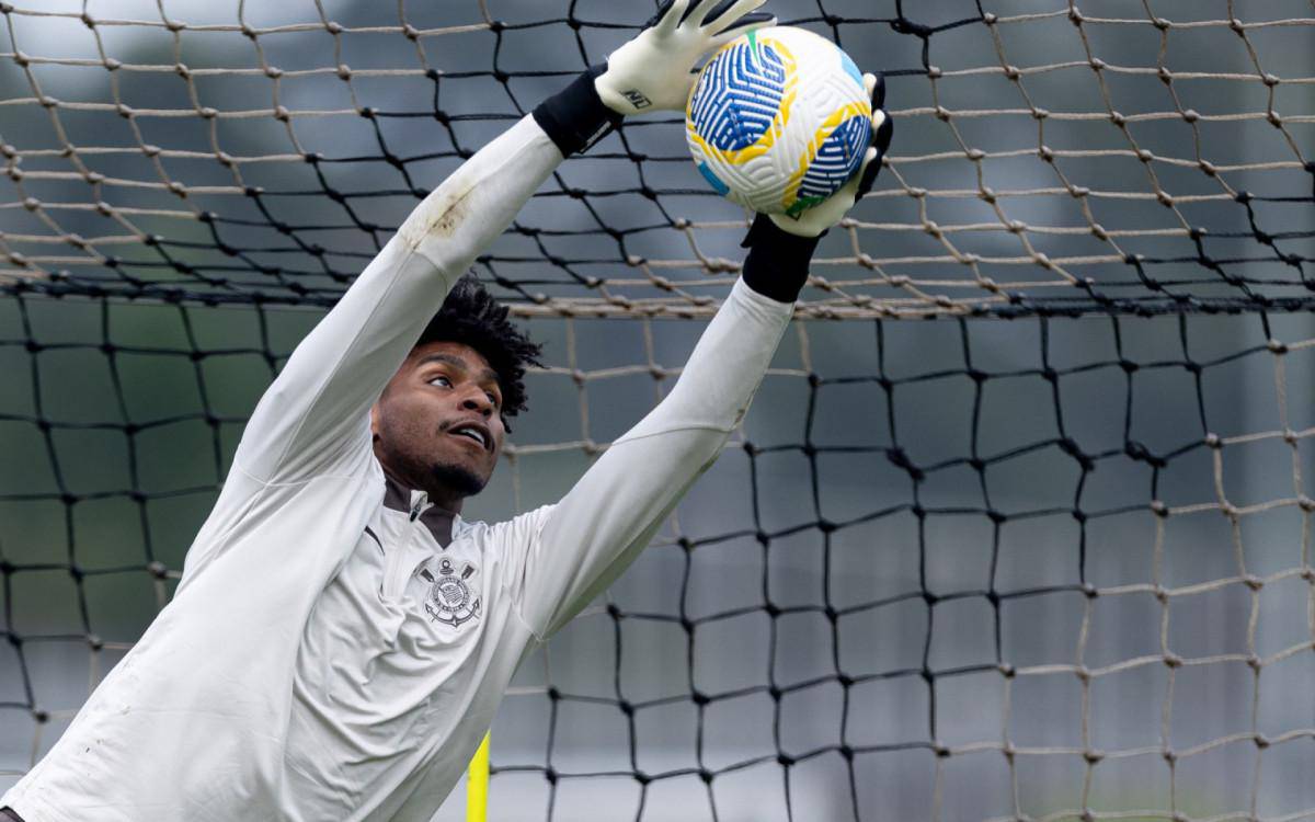 Hugo Souza em treino do Corinthians