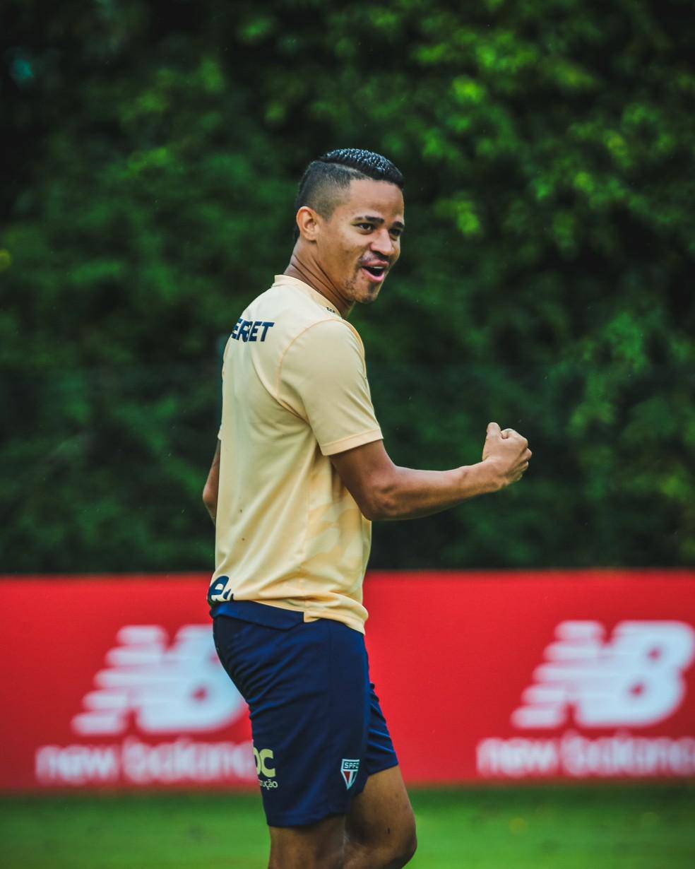 Erick participa de treino no CT do Sao Paulo