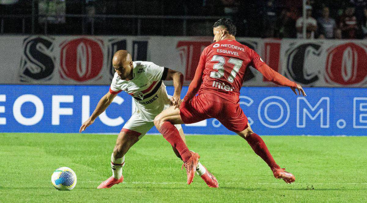 Lance de Sao Paulo x Athletico-PR pela 33a rodada do Campeonato Brasileiro RENAN MELO/MYPHOTO PRESS/ESTADAO CONTEUDO