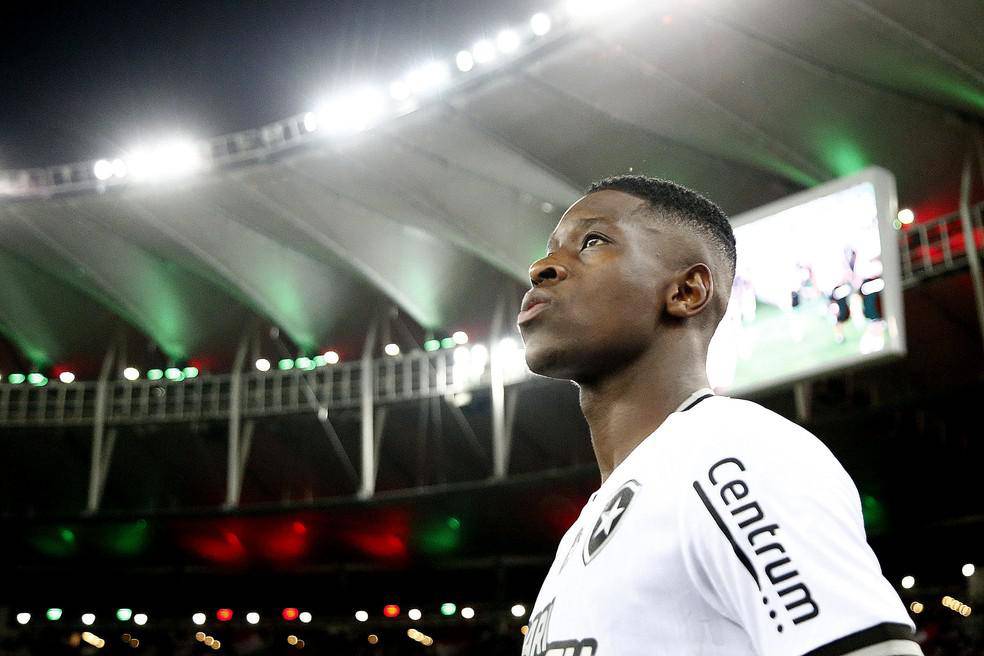Luiz Henrique entrando em campo no ultimo classico, contra o Fluminense