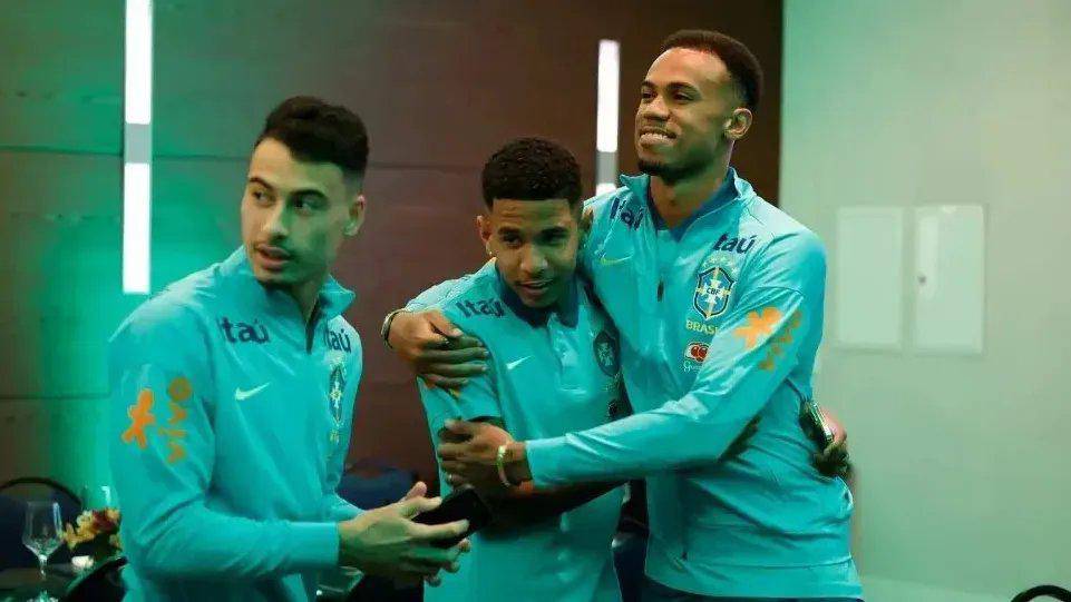 Martinelli, Savinho e Gabriel Magalhaes em periodo com a Selecao Brasileira Divulgacao/CBF