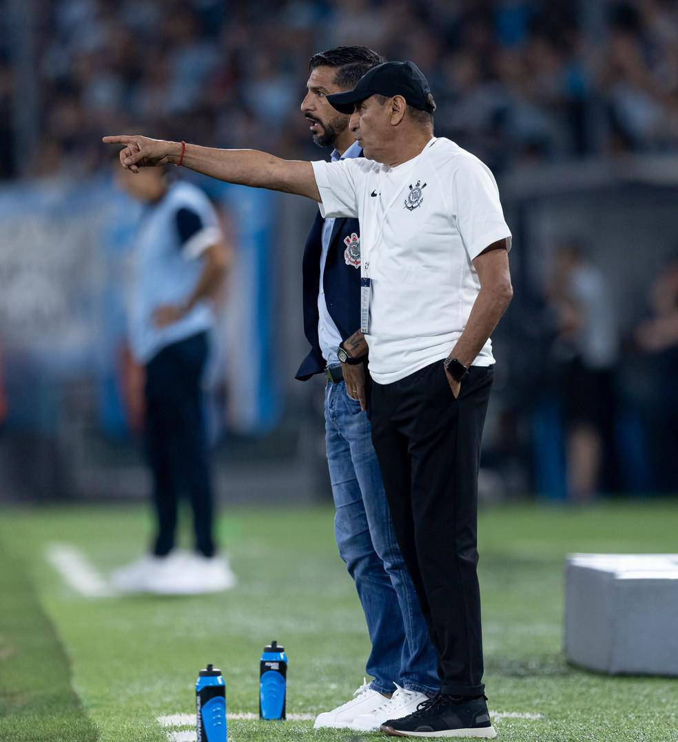 Ramon Diaz e Emiliano Diaz em derrota do Corinthians para o Racing