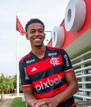 Flamengo anuncia a contratação do atacante Carlinhos