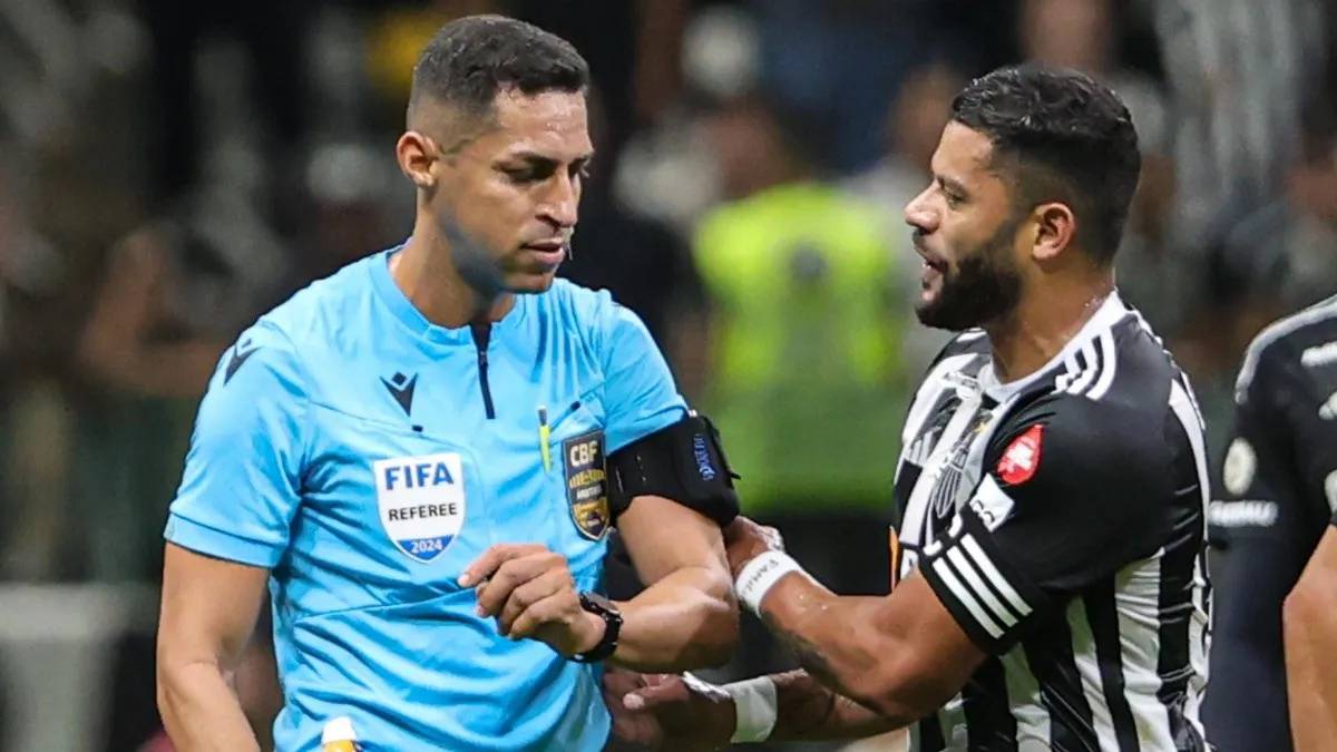 Atlético-MG: Árbitro Rodrigo José Pereira é intimado a se explicar por expulsão de Hulk
