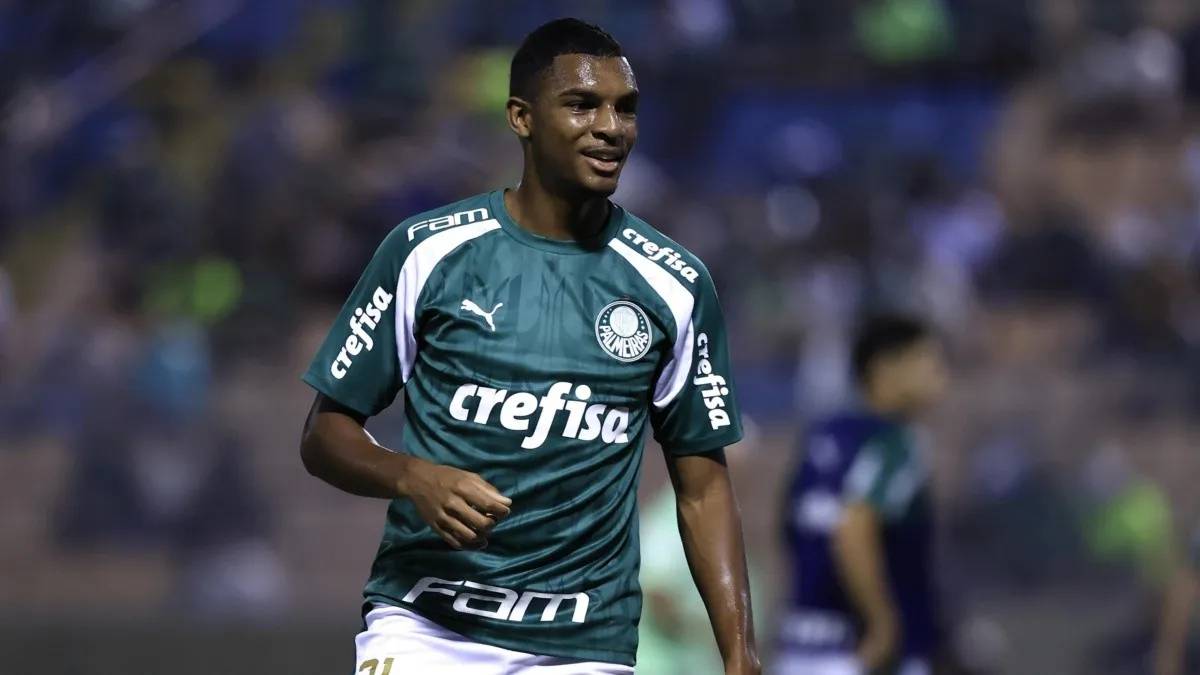 Luis Guilherme, do Palmeiras, já está em Londres para acertar com o West Ham