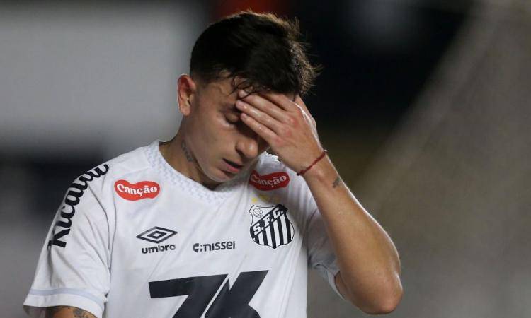 Barreal, do Santos, se lamenta na partida contra o Vitoria valida pela 29a rodada do Campeonato Brasileiro 2025, realizada no Estadio da Vila Belmiro, em Santos