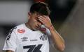 Barreal, do Santos, se lamenta na partida contra o Vitoria valida pela 29a rodada do Campeonato Brasileiro 2025, realizada no Estadio da Vila Belmiro, em Santos (Foto: GUILHERME DIONiZIO/CODIGO19/ESTADAO CONTEUDO
