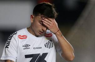 Barreal, do Santos, se lamenta na partida contra o Vitoria valida pela 29a rodada do Campeonato Brasileiro 2025, realizada no Estadio da Vila Belmiro, em Santos (Foto: GUILHERME DIONiZIO/CODIGO19/ESTADAO CONTEUDO)