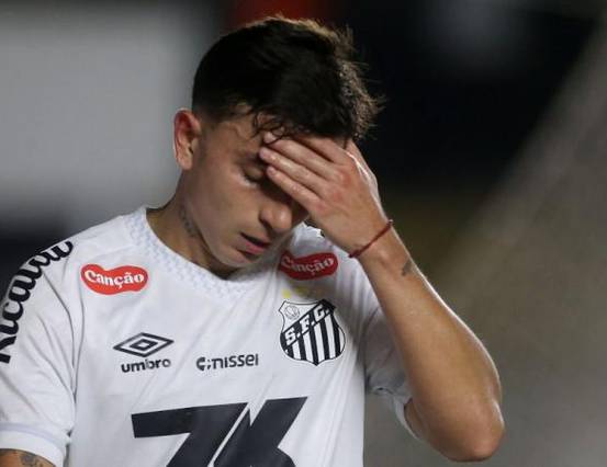 Santos tropeça em casa e se complica no Brasileirão