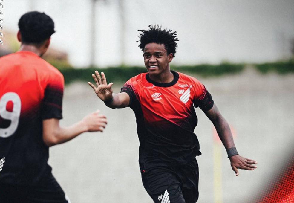 Bruninho comemora gol do Athletico