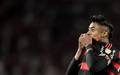 Bruno Henrique beija o escudo do Flamengo (Foto: Gilvan de Souza/Flamengo