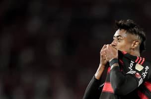 Bruno Henrique beija o escudo do Flamengo (Foto: Gilvan de Souza/Flamengo)