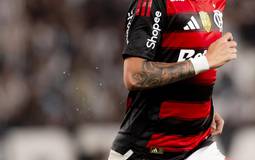 Flamengo supera Botafogo e mantém pressão no líder Palmeiras