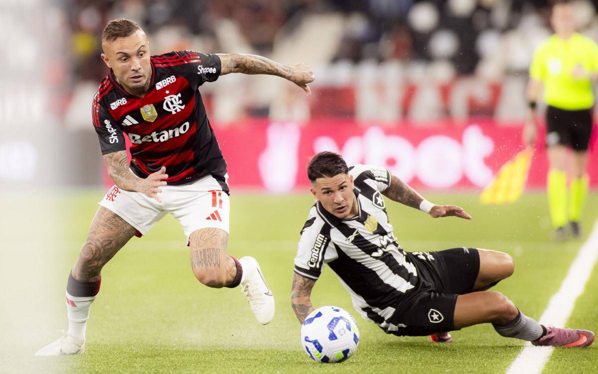 Everton Cebolinha sofreu uma lesao no musculo do quadril