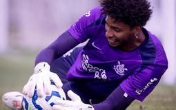 Hugo Souza retorna a treinos com bola no Corinthians