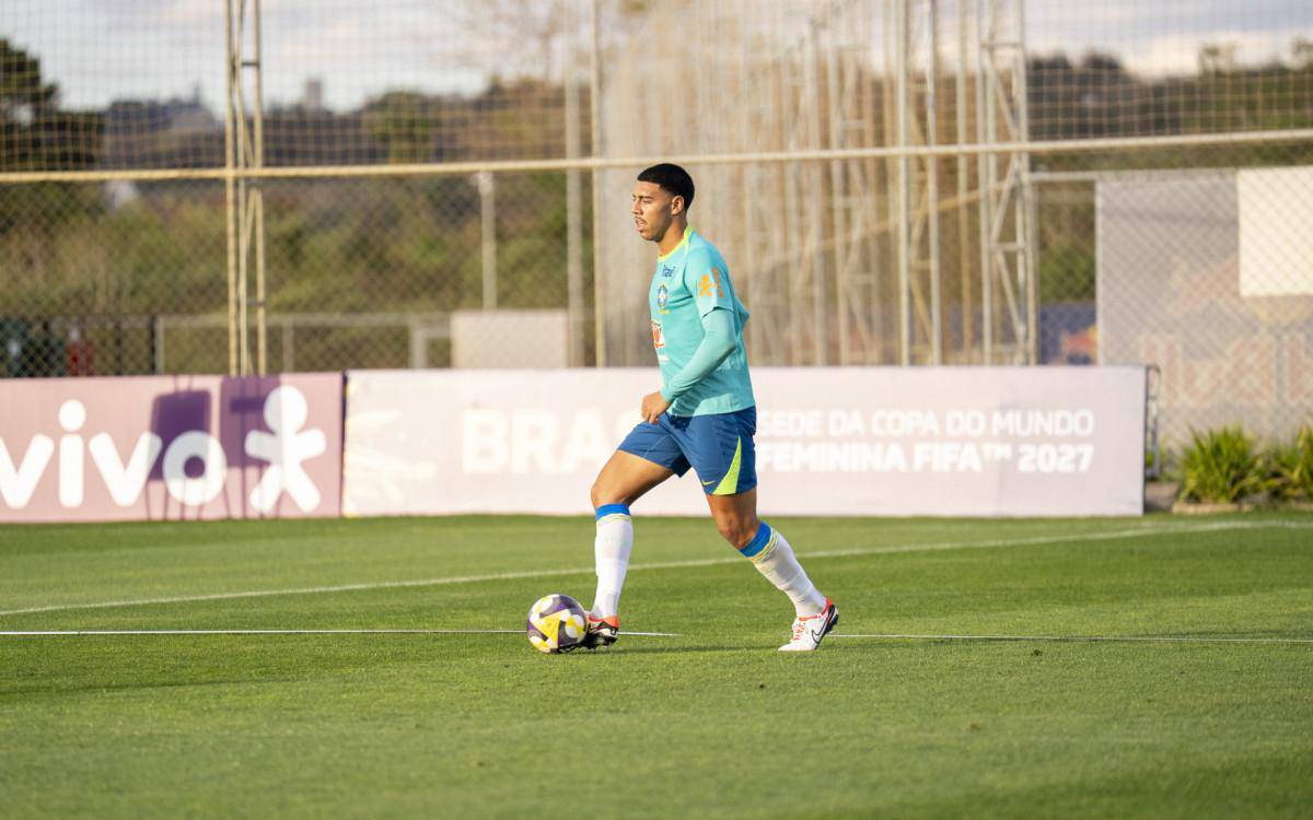 Iago em acao durante treino da selecao brasileira sub-20