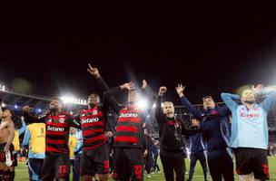 Jogadores do Flamengo comemoram classificacao a final da Libertadores, na Argentina (Foto: Adriano Fontes / Flamengo)