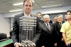 Justica do Rio rejeita acao do Flamengo e determina Sport como campeao de 87 e Sao Paulo vencedor da Taca das Bolinhas (Foto: Reproducao)