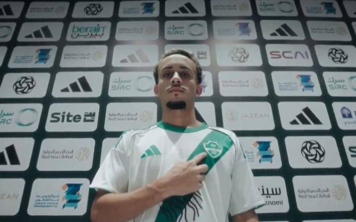 Matheus Goncalves com a camisa do Al-Ahli