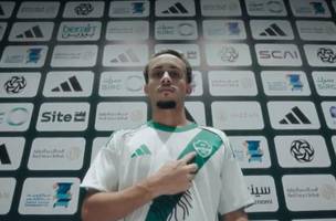 Matheus Goncalves com a camisa do Al-Ahli (Foto: Reproducao/X @ALAHLI_FC)