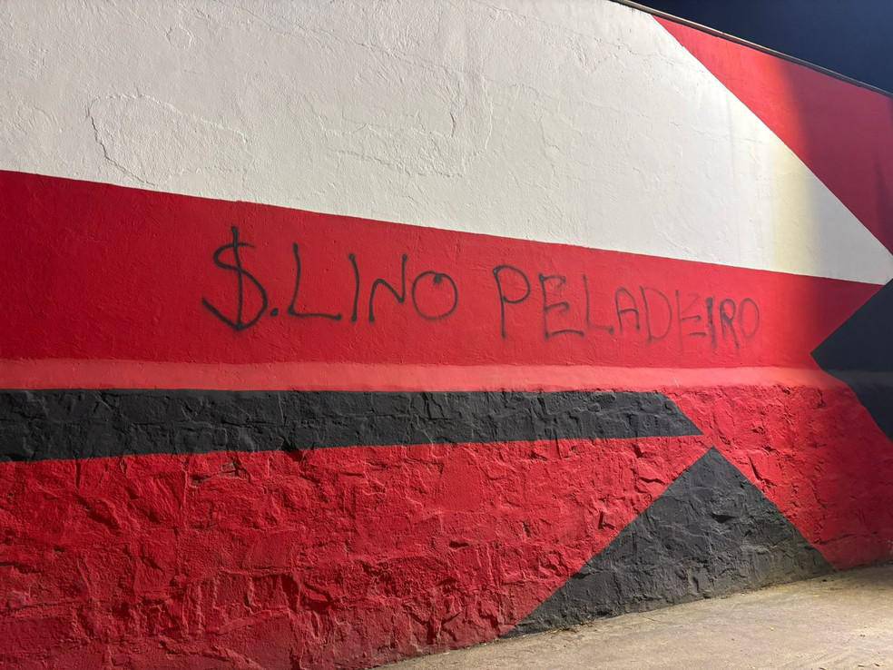 Muro da sede do Flamengo e pichado com critica a Samuel Lino