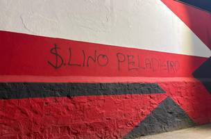 Muro da sede do Flamengo e pichado com critica a Samuel Lino (Foto: Reproducao / ge)