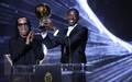 Na cerimonia, em Paris, Ousmane Dembele recebeu a Bola de Ouro pelas maos de Ronaldinho Gaucho (Foto: Franck Fife / AFP