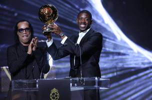 Na cerimonia, em Paris, Ousmane Dembele recebeu a Bola de Ouro pelas maos de Ronaldinho Gaucho (Foto: Franck Fife / AFP)