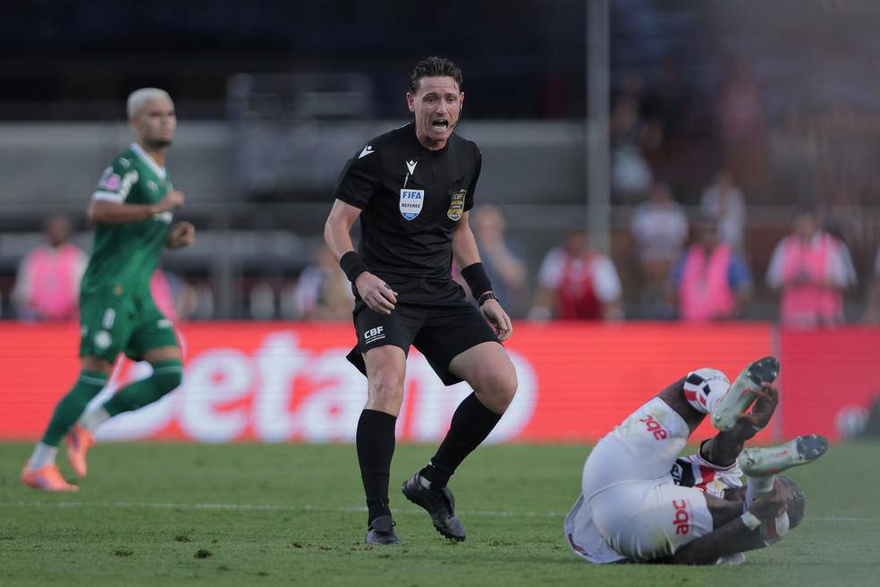 O arbitro Ramon Abatti Abel
