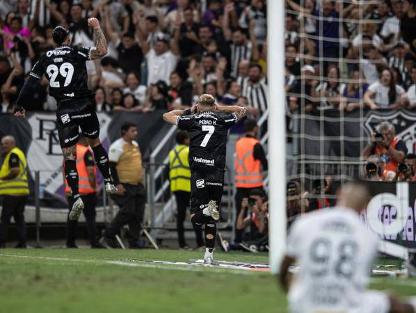 Pedro Henrique (camisa 7) comemora gol do Ceara na vitoria sobre o Santos, no Castelao