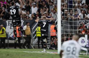 Pedro Henrique (camisa 7) comemora gol do Ceara na vitoria sobre o Santos, no Castelao (Foto: Iago Ferreira/Agencia O Dia/Estadao Conteudo)