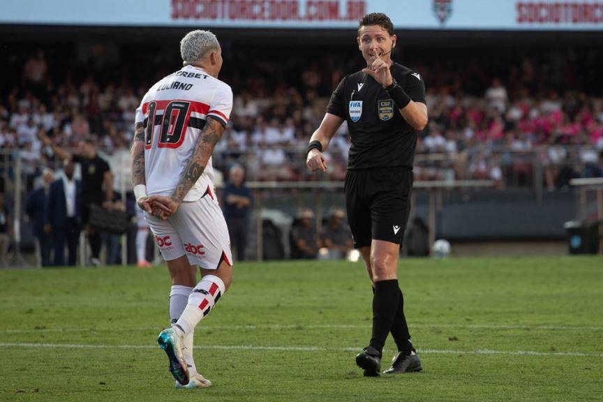 Sao Paulo se revolta com arbitragem escandalosa em classico; CBF afasta juizes